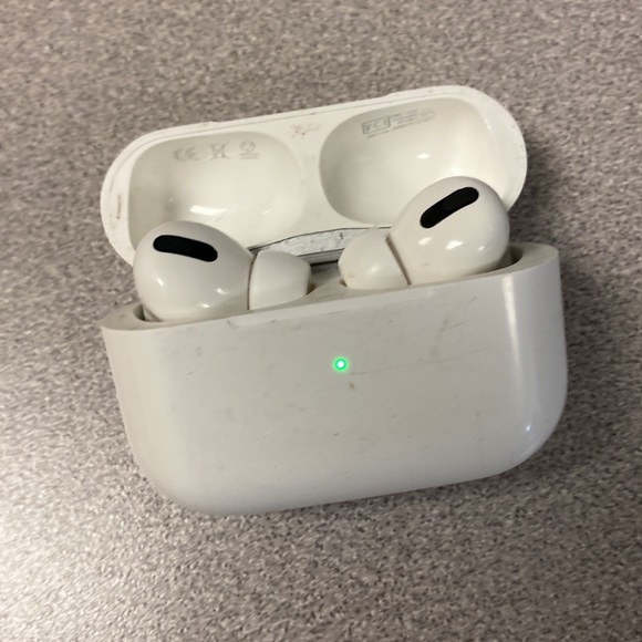 Fast charger X AirPod pros - Picture 2 of 4